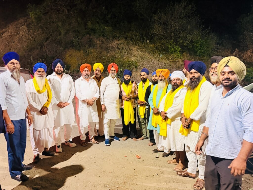 ਉੱਤਰਾਖੰਡ: ਚਾਰ ਨਿਹੰਗ ਸਿੰਘਾਂ ਨੂੰ ਜ਼ਮਾਨਤ ਮਿਲੀ .....ਅਦਾਲਤ ਨੇ 50-50 ਹਜ਼ਾਰ ਰੁਪਏ ਦੇ ਨਿੱਜੀ ਮੁਚੱਲਕੇ ’ਤੇ ਰਿਹਾਈ ਦੇ ਦਿੱਤੇ ਹੁਕਮ ਬ੍ਰੇਕਿੰਗ: ਕਰਨਪ੍ਰਯਾਗ ਮਾਮਲੇ 'ਚ ਚਾਰੋਂ ਨਿਹੰਗ ਸਿੰਘਾਂ ਨੂੰ ਕੋਰਟ ਤੋਂ ਮਿਲੀ ਜ਼ਮਾਨਤ, ਜੇਲ੍ਹ ਤੋਂ ਹੋਏ ਰਿਹਾਅ - thepunjabilink.com